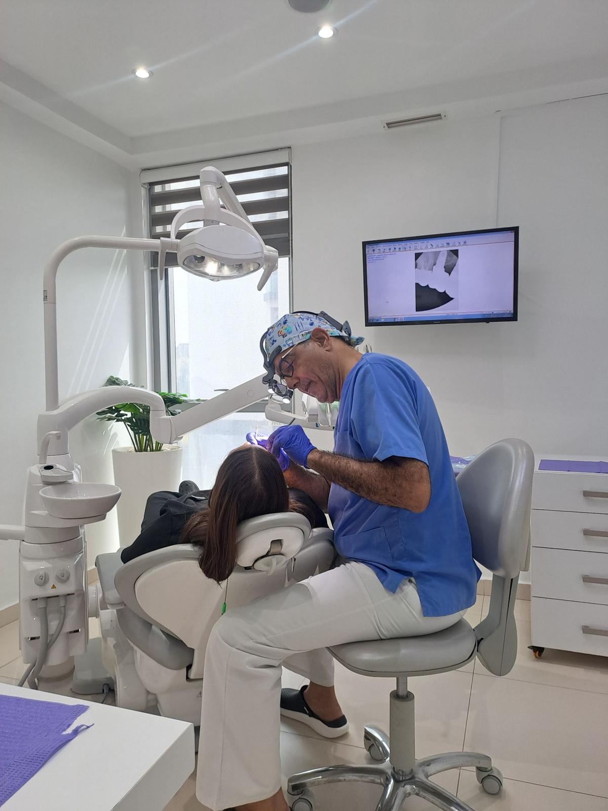 Dr. Rahali réalisant un geste de chirurgie implantaire au Centre Dentaire RAHALI, Casablanca